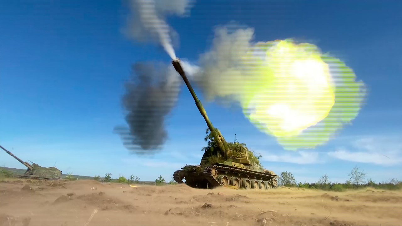 Pháo tự hành Nga khai hỏa trong cuộc xung đột ở Ukraine.