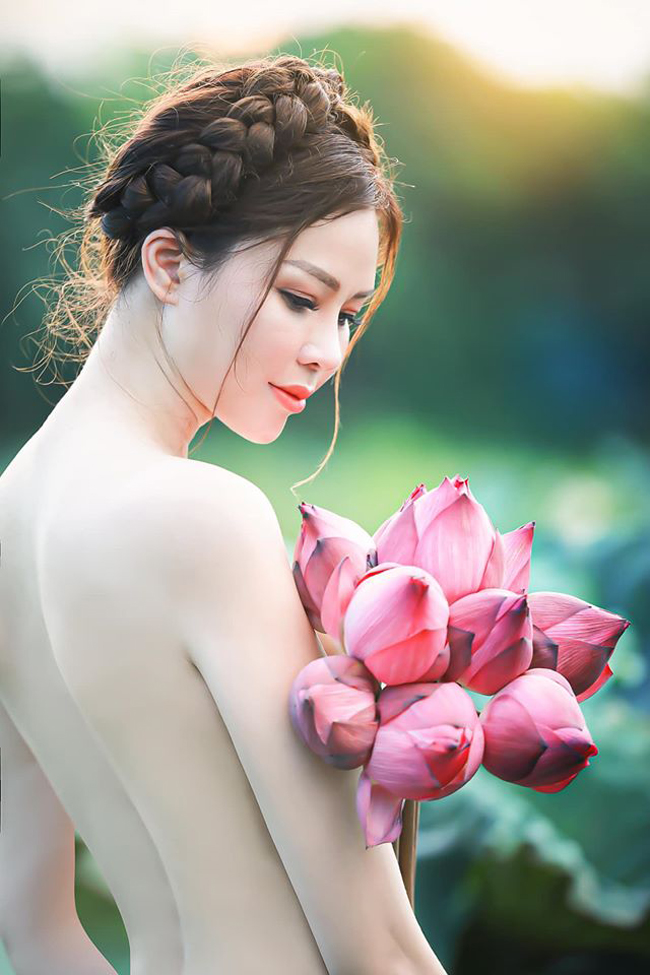 Cựu người mẫu Đào Lan Phương chia sẻ loạt ảnh diện áo yếm bên hồ sen vô cùng quyến rũ.
