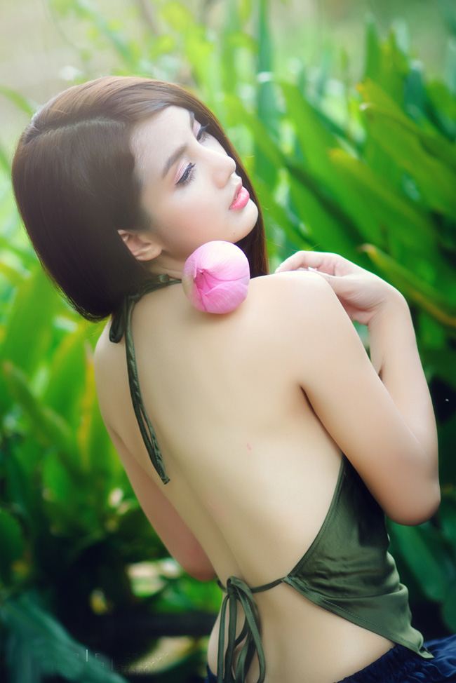 Linh Napie tên thật là Hồ Thị Thùy Linh, sinh năm 1991, là một trong những hot girl đình đám tại Sài thành. Cô góp mặt trong nhiều bộ phim nổi tiếng như “Trở Về 3”, “Socola hay hoa hồng”, “Giá của nụ cười”, “14 ngày đấu trí”, “Lật mặt”...
