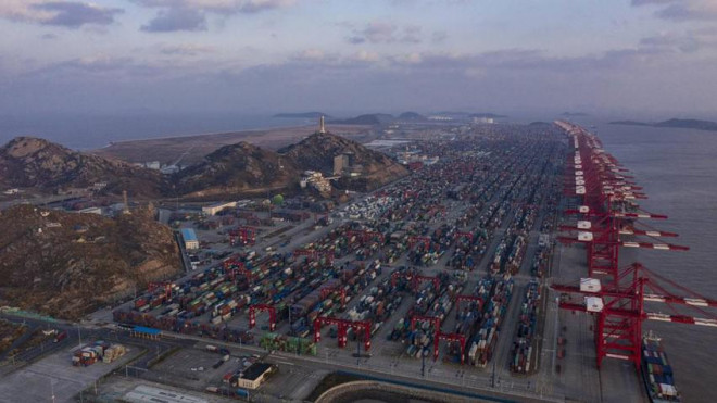 Hàng hóa còn ùn ứ tại cảng Dương Sơn (TP Thượng Hải, Trung Quốc) hồi tháng 4. Ảnh: BLOOMBERG