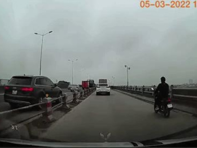SUV mất lái gây tai nạn trên cầu Thanh Trì