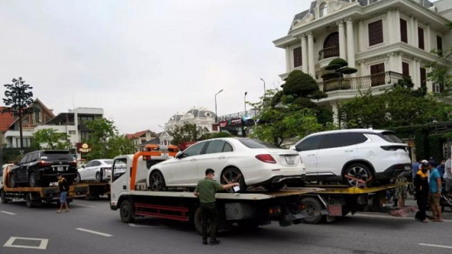 Trong quá trình khám xét căn biệt thự của ông Phạm Hồng Hà, cơ quan chức năng đã tạm giữ 4 xe sang