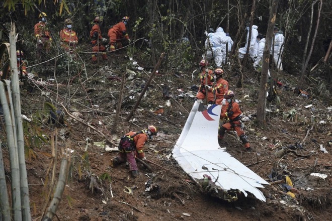 Hiện trường vụ rơi máy bay&nbsp;Boeing 737-800 ở Trung Quốc.