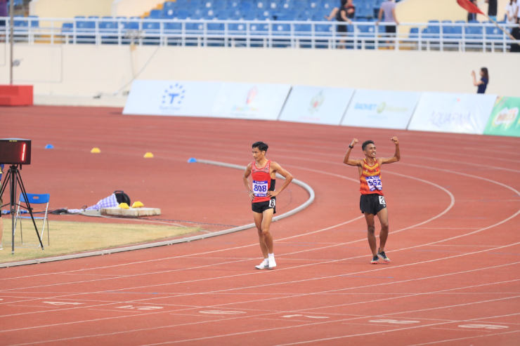 De Deus (bên phải) 2 lần "làm nền" cho Nguyễn Văn Lai (trái) tại SEA Games 31