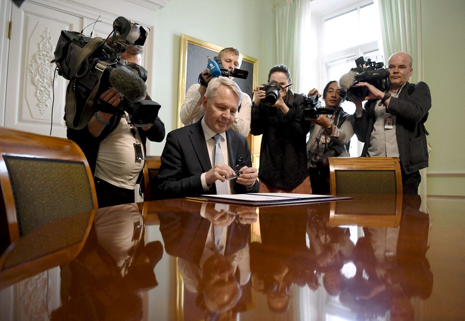 Ngoại trưởng Phần Lan Pekka Haavisto&nbsp;ký đơn xin gia nhập NATO (ảnh: Reuters)