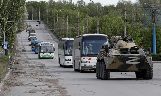 Các binh sĩ Ukraine được đưa đến khu nhà giam tại khu vực do Nga kiểm soát.