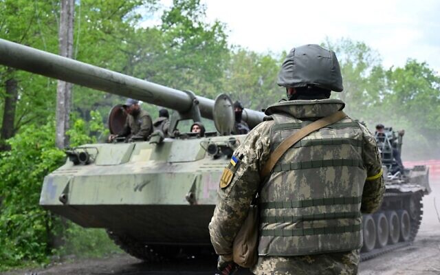 Pháo tự hành Ukraine di chuyển trên một con đường ở tỉnh Kharkiv.