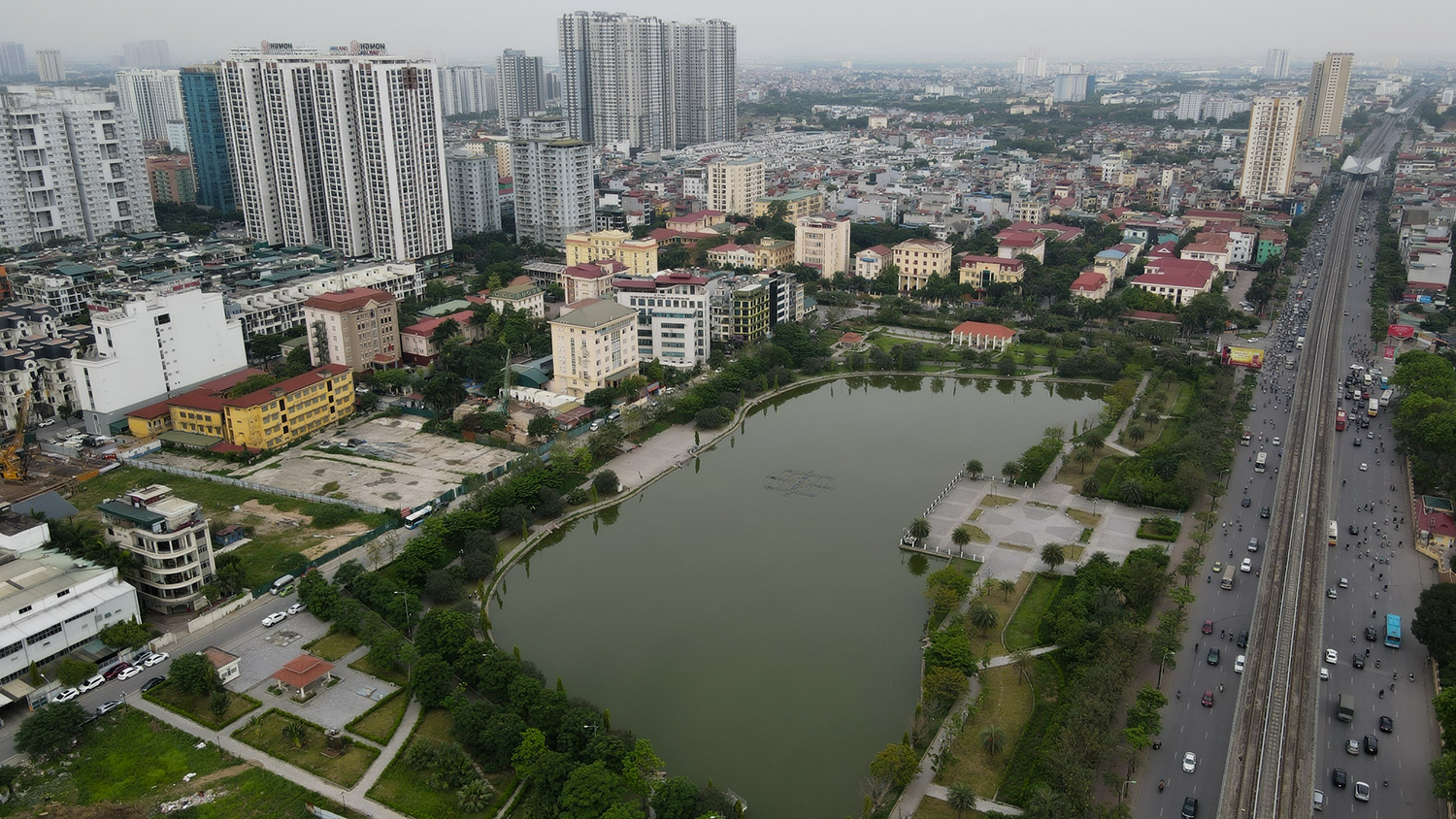 Công viên hồ điều hòa Mai Dịch có tổng diện tích hơn 15ha, bao gồm 5ha diện tích mặt nước. Khởi công từ năm 2016 và chính thức đưa vào sử dụng năm 2018, có tổng mức đầu tư khoảng 957 tỷ đồng.