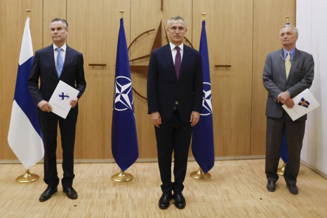 Tổng thư ký NATO Jens Stoltenberg chuẩn bị tiếp nhận đơn gia nhập từ đại sứ Phần Lan và Thụy Điển hôm 18/5. Ảnh: AP