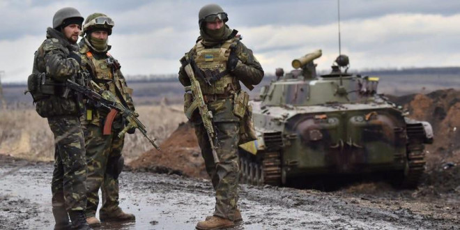 Binh sĩ Ukraine bên ngoài TP Debaltseve, tỉnh Donetsk, miền Đông Ukraine năm 2014. Ảnh: SERGEI SUPINSKY/Getty Images