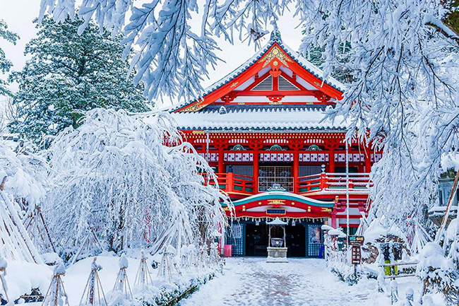Mùa đông từ tháng 12 đến tháng 2. Mặc dù thời tiết mùa này khá khắc nghiệt nhưng du khách ít đến Nhật hơn. Nhưng đây là lúc dành cho những ai muốn cảm nhận một Nhật Bản với sự tĩnh lặng, chìm trong tuyết trắng dày đặc. Hình ảnh đền Natadera vào mùa đông.

