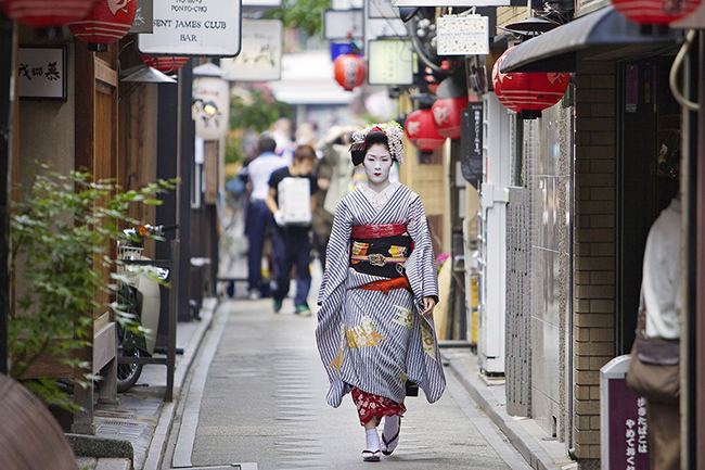 Nhưng cũng có nhiều nơi khác như vùng núi Phú Sĩ và Hakone ở miền trung Nhật Bản. Miền Nam cũng có rất nhiều như Kobe, Himeji, Fukuoka, Hiroshima, Okinawa…Các geisha cũng là một trong những nét hấp dẫn du khách khi đến Nhật. 
