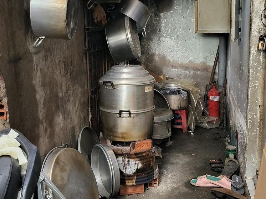 Hành lang bên ngoài phòng trọ bốn người tử vong có để bếp than. Ảnh: Tự Sang