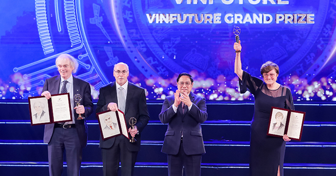 Thủ tướng Phạm Minh Chính trao giải thưởng chính của VinFuture mùa đầu tiên cho GS Katalin Kariko và 2 đồng nghiệp - những người&nbsp;đặt nền móng cho công nghệ mRNA trong cuộc chiến chống Covid-19.