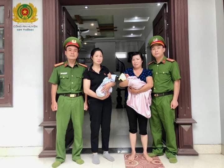 Hai bé sơ sinh bị bỏ rơi trước cửa nhà bà T. và đang được gia đình bà tạm thời chăm sóc. (Nguồn: CA huyện Kim Thành)