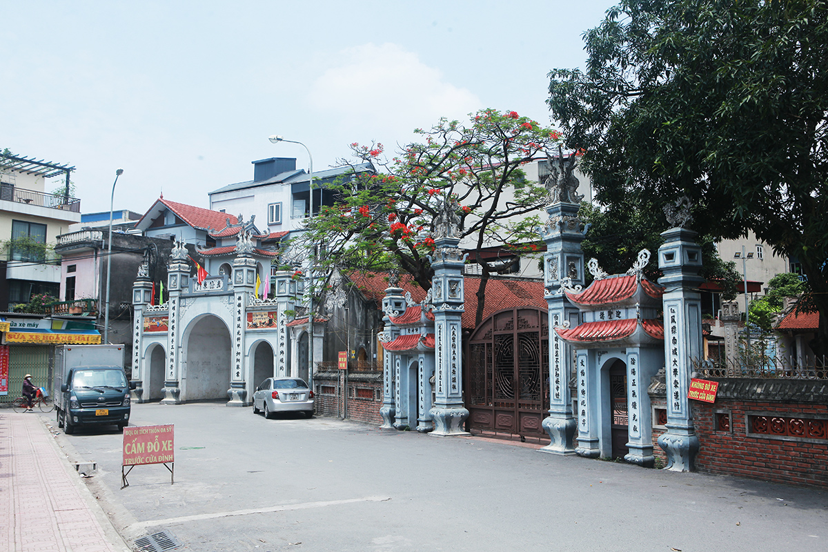 Làng&nbsp;Đa Sỹ (phường Kiến Hưng, quận Hà Đông, Hà Nội) là 1&nbsp;trong những&nbsp;làng nghề rèn nổi tiếng nhất Đồng bằng Bắc Bộ. Theo người dân nơi đây, nghề rèn hình thành từ cuối thế kỷ XVI - đầu thế kỷ XVII, do hai cụ Nguyễn Thuần, Nguyễn Thuật người gốc Thanh Hóa truyền dạy.