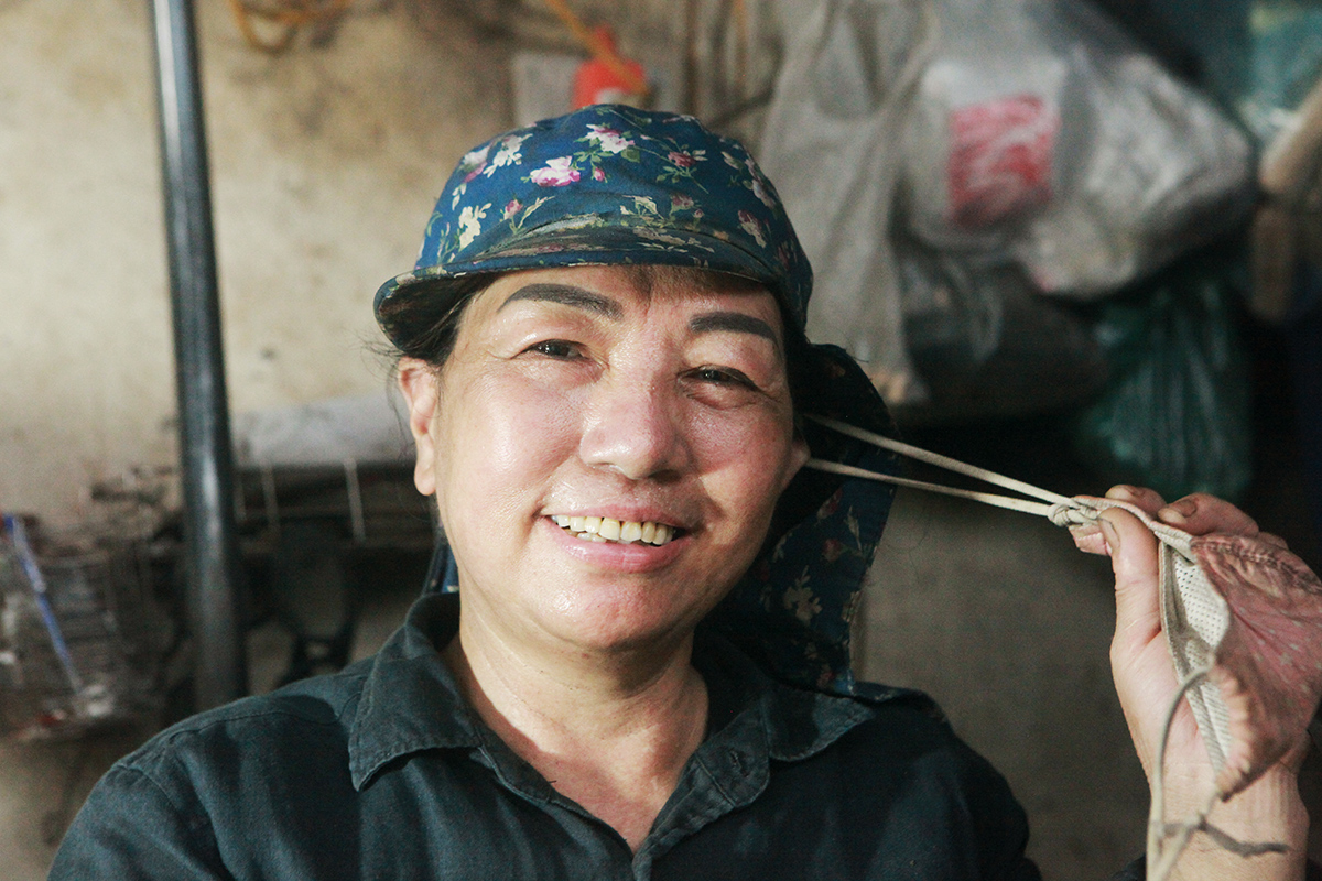 Bàn tay chai sạn nhưng làn da của bà lúc nào cũng căng bóng vì&nbsp;hơi nóng từ lò phả ra.