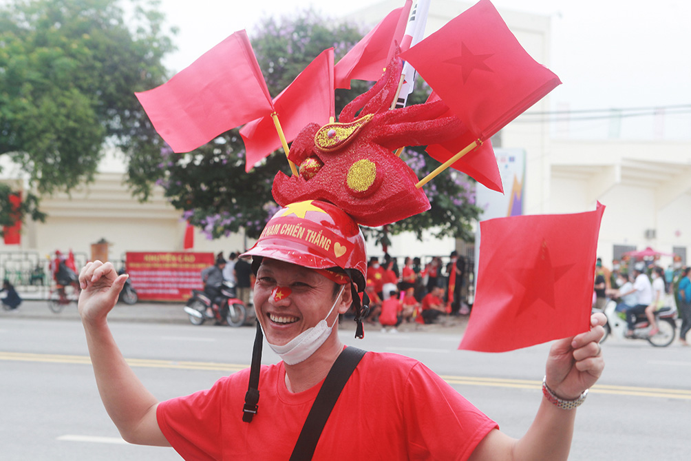 Mỗi người có một cách cổ vũ riêng của mình. Người mang cờ, người chế mũ, nón với những hình thù theo sở thích để cổ vũ tinh thần các cầu thủ