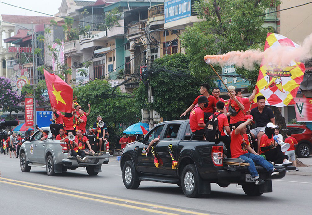 CĐV hò reo cổ vũ trước trận &#34;quyết chiến&#34; của U23 Việt Nam trước Malaysia - 3