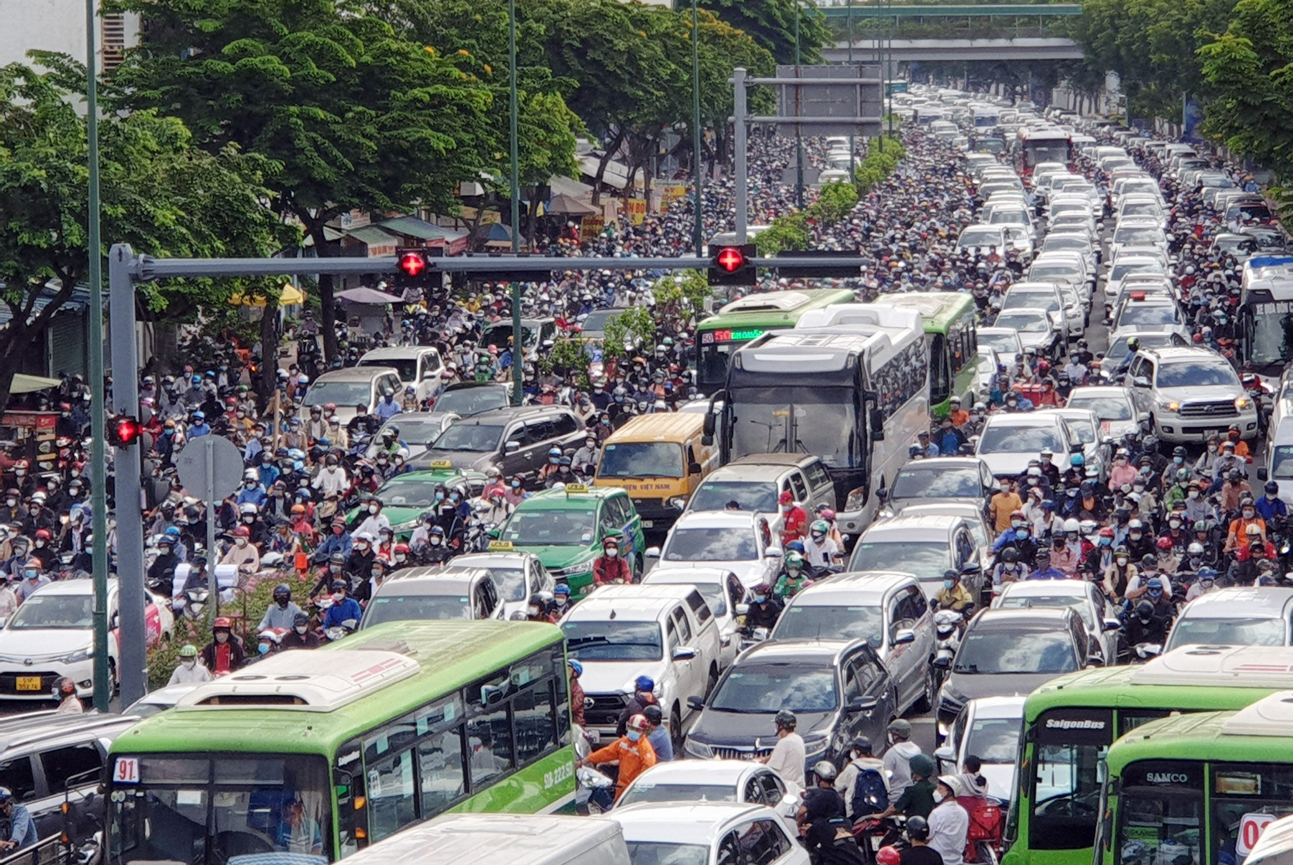 TP.HCM: Kẹt xe khủng khiếp, hàng ngàn phương tiện “chôn chân” trên ...