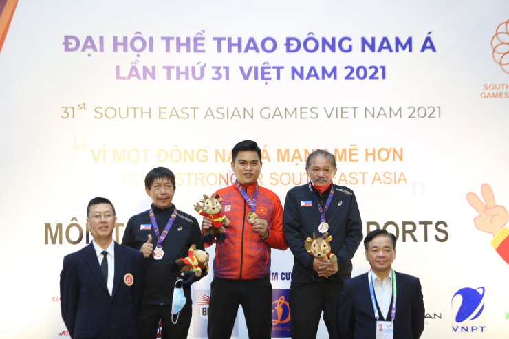 Thanh Tự (giữa) nhận HCV Carom 1 băng, Quốc Tuấn bị Covid-19 nên không có mặt, Reyes (phải) và cơ thủ đồng hương Philippines khác nhận 2 HCĐ