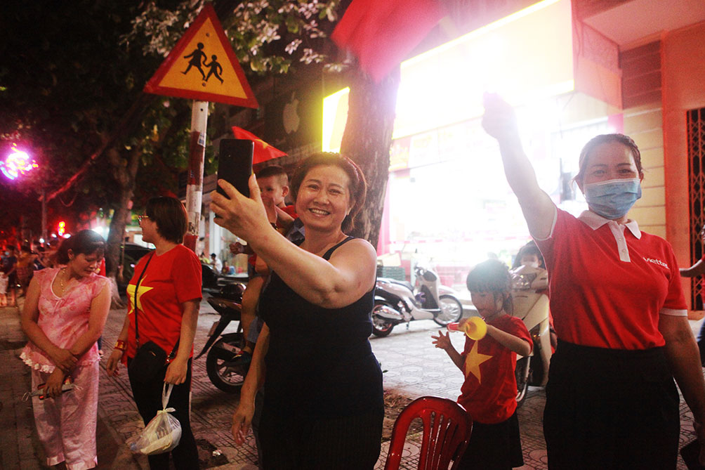 Một người dân chia sẻ: “Lần đầu tiên người dân tại TP Việt Trì mới được sống trong không khí náo nhiệt của bóng đá đến vậy. Các trận vòng bảng dù Việt Nam thắng nhưng người dân không vui mừng như hôm nay. Chúc mừng U23 Việt Nam đã vào chung kết”.