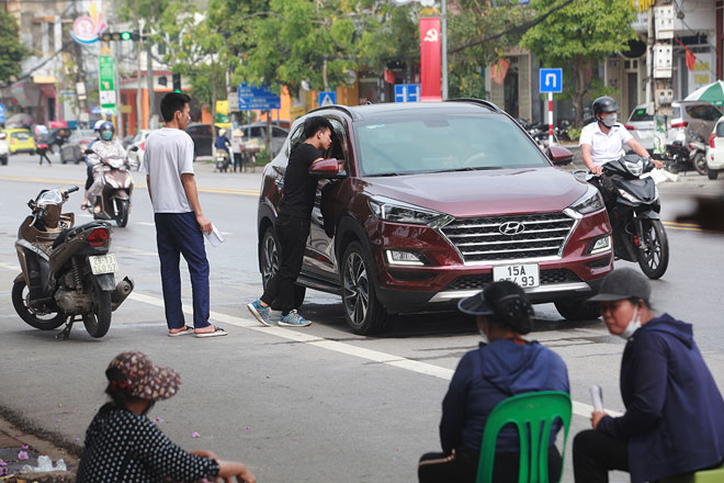 Mỗi khi có khách, các phe vé lại ùa ra mời chào