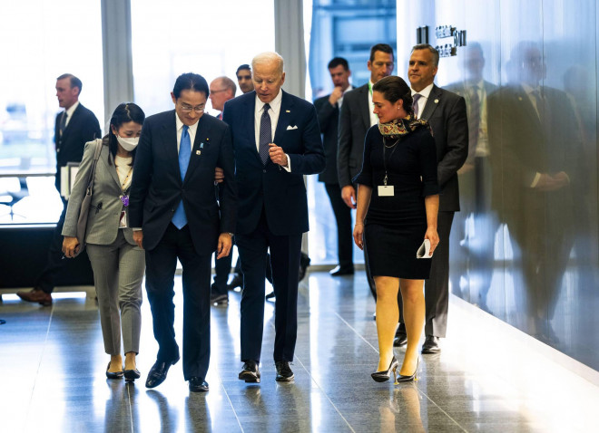 Tổng thống Mỹ Joe Biden và Thủ tướng Nhật Bản Kishida Fumio trao đổi tại một sự kiện ở thủ đô Brussels - Bỉ hồi tháng 3-2022. Ảnh: The New York Times