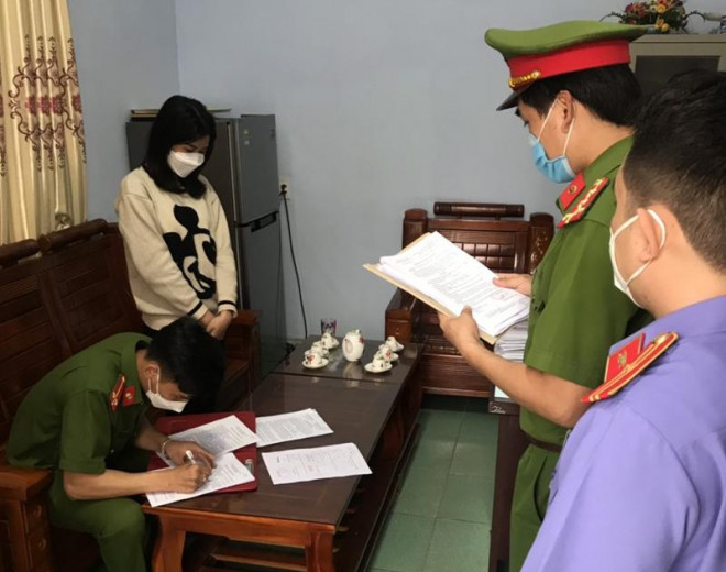 Công an thị xã Ba Đồn tống đạt quyết định khởi tố vụ án, khởi tố bị can đối với Lê Thị Thu Chi