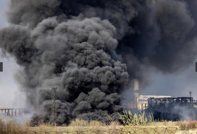 Khói bốc lên từ một nhà máy lọc dầu ở Lysychansk cách Donetsk khoảng 120km về phía Bắc. &nbsp;
