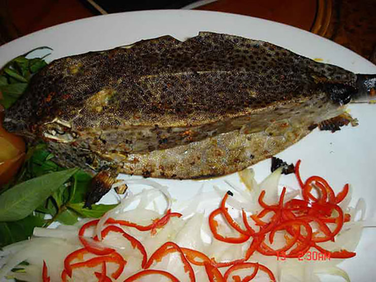 Loài cá này có thể chế biến thành nhiều món đặc sản ngon nổi tiếng, trong đó cá bò hòm nướng mọi là ngon nhất. Cá nướng chấm với muối ớt xanh rồi thưởng thức. Thịt cá dai, ngọt tự nhiên nên không cần nêm nếm gia vị gì khác.
