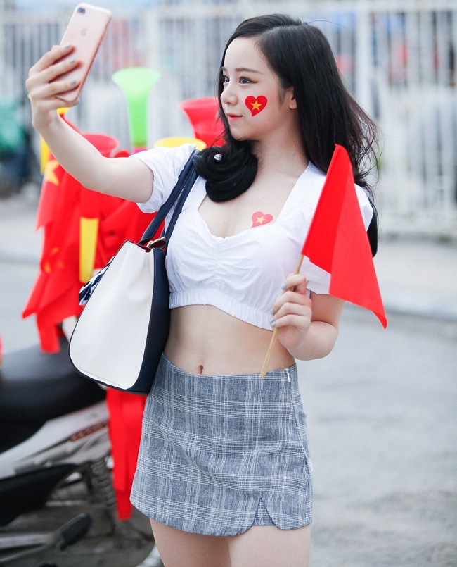 "Hot girl ngủ gật" Nhã Tiên cũng từng gây chú ý với trang phục đi cổ vũ bóng đá gồm áo croptop kết hợp với chân váy. 
