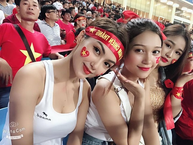 Các nàng hot girl từng tham gia &#34;Nóng cùng World Cup 2018&#34; mặc sexy trên khán đài cổ vũ U23 Việt Nam.
