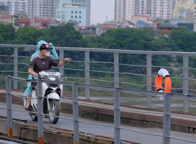 Các phao cứu sinh do một nhóm thành viên tình nguyện lắp đặt trên các cây cầu qua sông Hồng ở Hà Nội