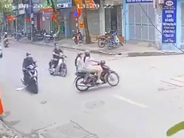 Clip: Thanh niên phóng xe như tên bắn va chạm với hai cô gái cực mạnh