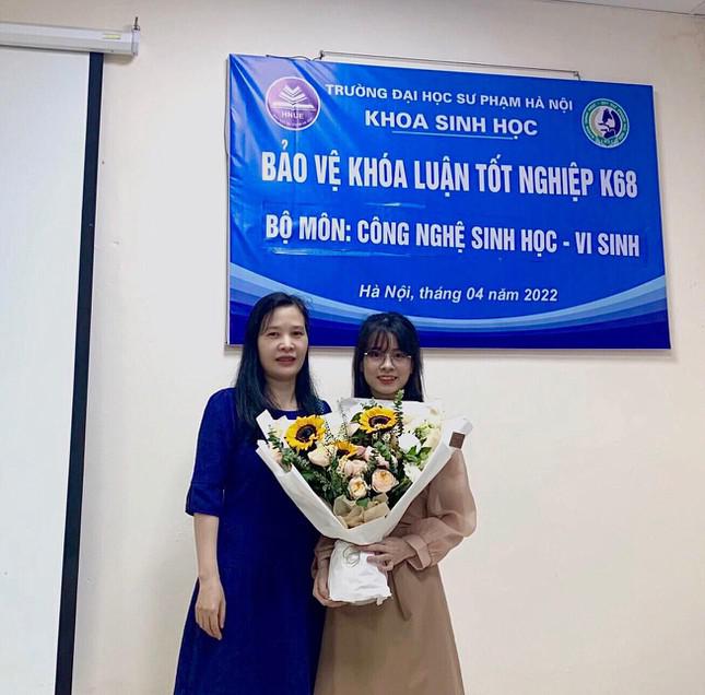 Phạm Ngọc Ánh trong buổi bảo vệ khóa luận tốt nghiệp K68, Khoa Sinh học, Trường Đại học Sư phạm Hà Nội.