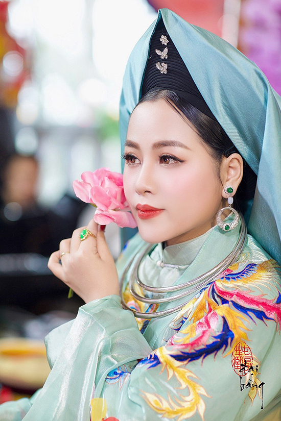 Đặng Thiên Hương là cô đồng doanh nhân xinh đẹp.