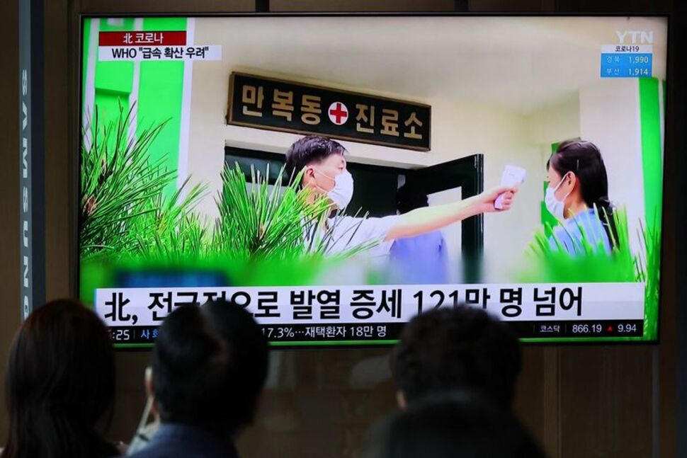 Người dân Hàn Quốc xem thông tin về đợt bùng phát dịch bệnh ở Triều Tiên trên truyền hình.