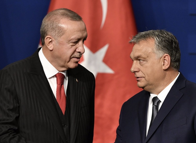 Tổng thống Thổ Nhĩ Kỳ Recep Tayyip Erdogan (trái) và Thủ tướng Hungary Viktor Orban.