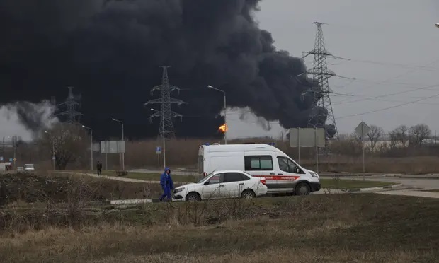 Một kho dầu ở thành phố Belgorod, Nga - cách biên giới Ukraine khoảng 40 km - bị tấn công hôm 1/4. Ảnh: Getty
