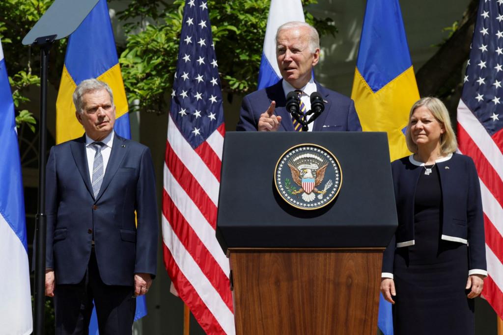 Tổng thống Mỹ Biden phát biểu bên cạnh Thủ tướng Thụy Điển Magdalena Andersson và Tổng thống Phần Lan Sauli Niinisto tại Nhà Trắng (ảnh: Guardian)