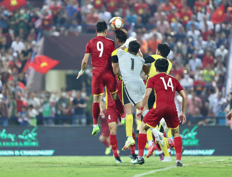 Tiến Linh đánh đầu ghi bàn duy nhất giúp U23 Việt Nam thắng U23 Malaysia để vào chung kết SEA Games 31