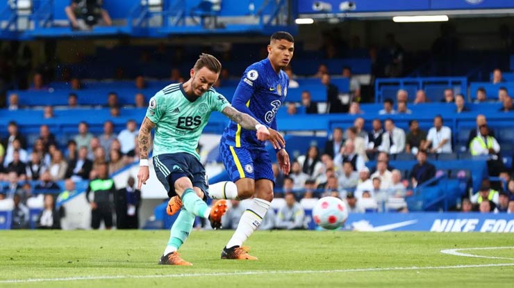 James Maddison sút xa sớm mở tỷ số cho đội khách Leicester City