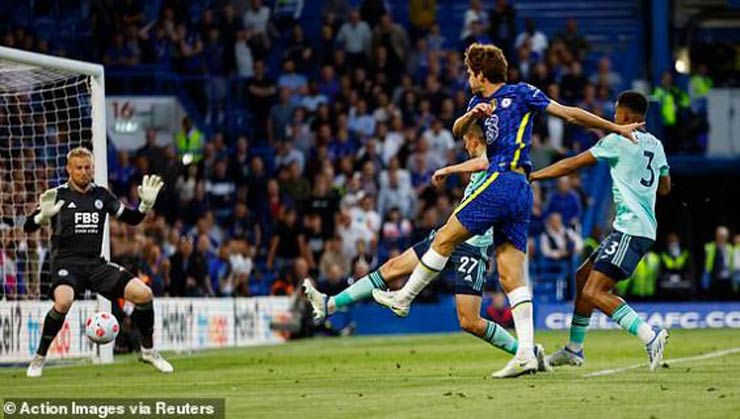 Chelsea gỡ hòa 1-1 nhờ cú sút vô-lê tầm thấp của Marcos Alonso