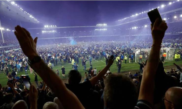 Đông đảo CĐV Everton tràn xuống sân Goodison Park ăn mừng đội nhà sớm trụ hạng trước 1 vòng đấu