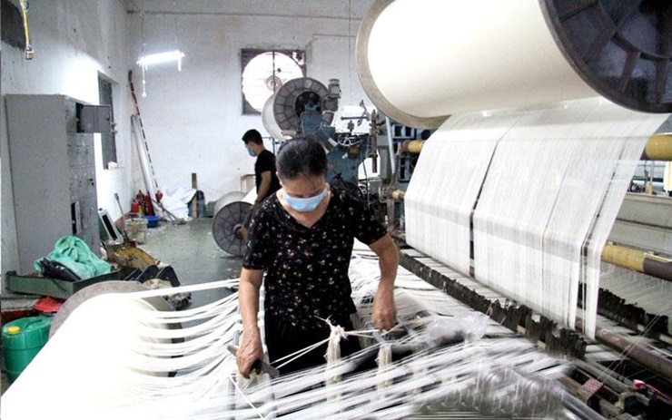 Cho đến nay, nghề dệt vẫn là thế mạnh đưa lại thu nhập cao cho người dân.

