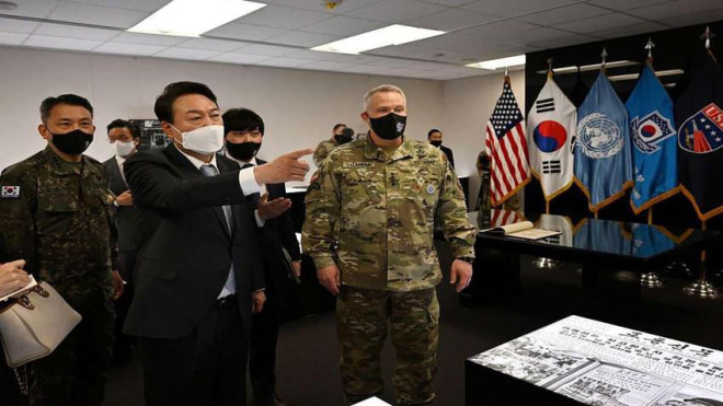 Tổng thống Hàn Quốc Yoon Suk-yeol (thứ hai từ trái sang) trao đổi với tướng Paul LaCamera (phải), Chỉ huy Bộ Tư lệnh Liên Hợp Quốc, Bộ Tư lệnh Lực lượng Liên hợp của Hàn Quốc - Mỹ và Lực lượng Mỹ tại Hàn Quốc, trong một lần đến trại Humphreys ở TP Pyeongtaek thuộc tỉnh Gyeonggi (Hàn Quốc). Ảnh: PTI