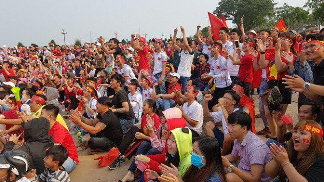 Người dân miền Tây xem bóng đá, cổ vũ cho một trận đấu của tuyển U23 Việt Nam.