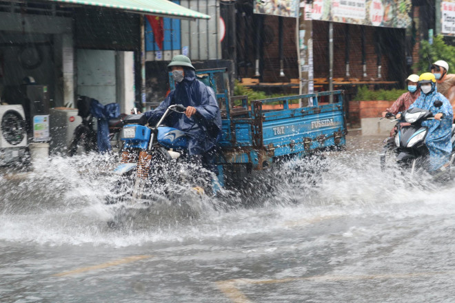 Cơn mưa kéo dài khiến nhiều tuyến đường tại TP HCM ngập trong nước