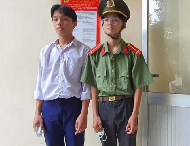 Hai thanh niên mặc sắc phục công an thu tiền của dân - 1